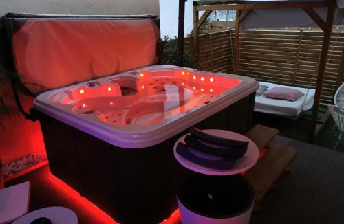 Charpennes - Charmettes Apartment | Lyon piscine et jacuzzi privatifs en extérieur