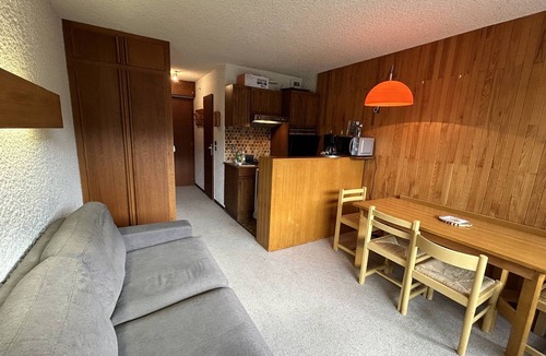 Meribel-Mottaret Apartment | Méribel Mottaret studio, ski and balcony, family-friendly
