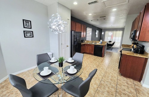 Crystal Cove House | Magical Family Retreat with Private Pool – Minutes from Disney & Universal