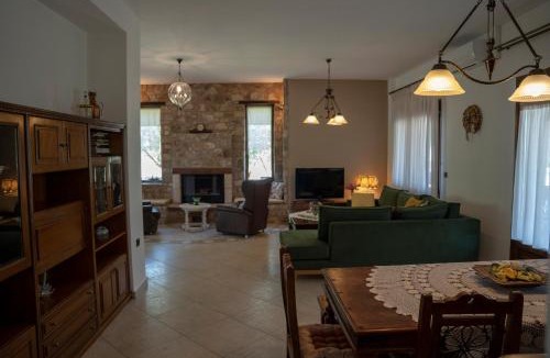 Kalambaka Villa | Magnolia Home - Rock View