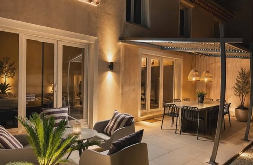 Puget-Ville House | Maison au Cœur de Village Avec Piscine Privée