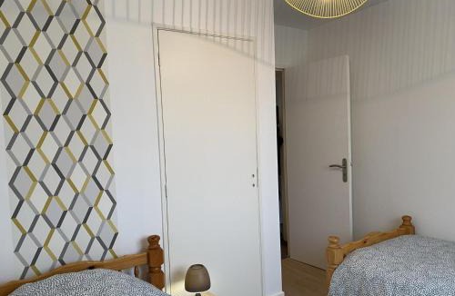 Villeneuve-sur-Allier House | Maison de charme à Villeneuve sur Allier, jardin paisible, idéal pour 4 pers., linge fourni - FR-1-489-372