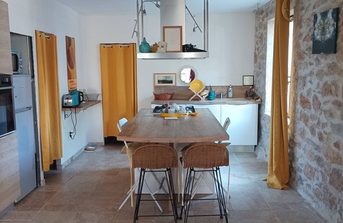 Varages House | Maison de village en pierres en Provence verte, charme et clame