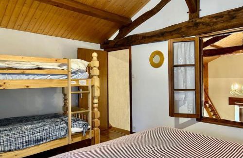 Secondigny House | Maison Paisible avec Etang Privé