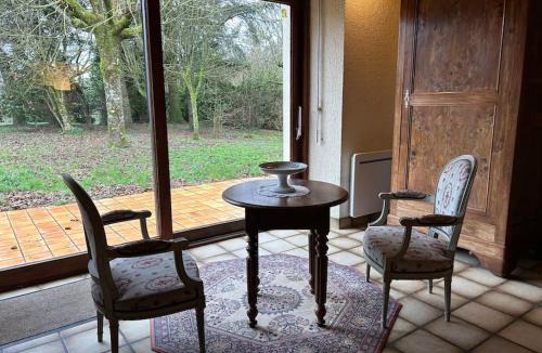 Secondigny House | Maison Paisible avec Etang Privé