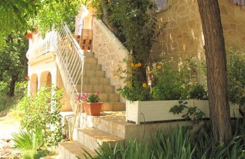 Ginasservis House | Maison provençale de caractère 3*jardin 6050m2 ; piscine au centre du village