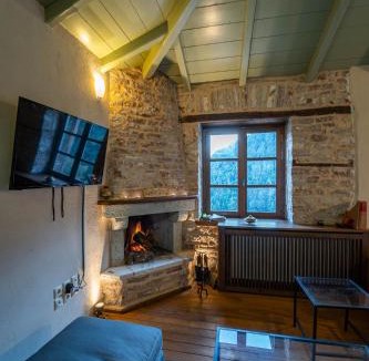 Karpenisi Apartment | Maisonette Korfes-Δύο Αυτόνομοι Όροφοι Πέτρινης Βίλας