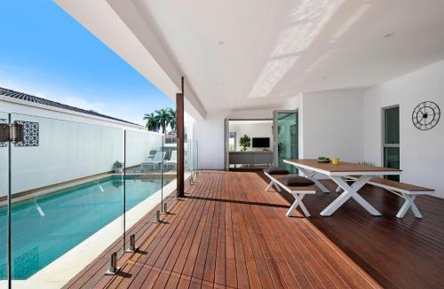 Broadbeach Waters House | Majestic Palms - Heated Pool