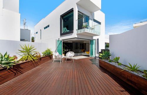 Broadbeach Waters House | Majestic Palms - Heated Pool