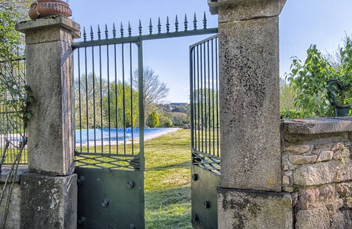 Crevant House | Manor 450 m2-6 bedrooms-14 people, large garden, swimming pool, near golf course