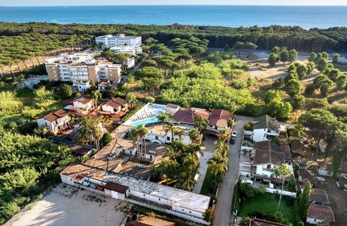 Laura Apartment | Marina Living Rooms – Basic Triple Room with Shared Pool, Wi-Fi & Air Conditioning