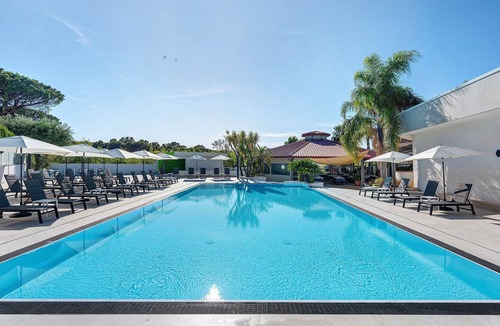 Laura Apartment | Marina Living Rooms – Basic Triple Room with Shared Pool, Wi-Fi and Air Conditioning