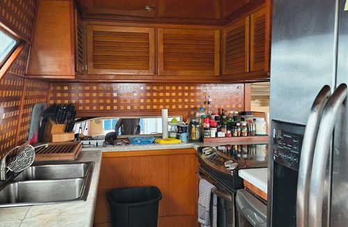 North Miami Boat Rental | Marvelous 4-bedroom boat with AC in Miami Beach