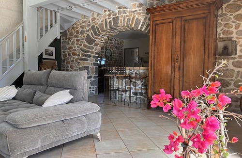 Ruoms House | Mas de 170m², Avec une Belle Piscine Privée sur un Terrain Clos Arboré de 2000m²