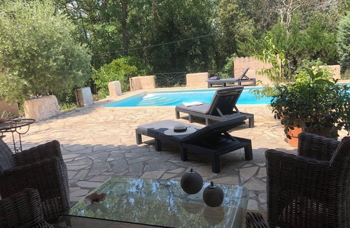 Le Thoronet Cottage | Mazet Provençal, in the shade of oak and olive trees: the flavor of the moment.