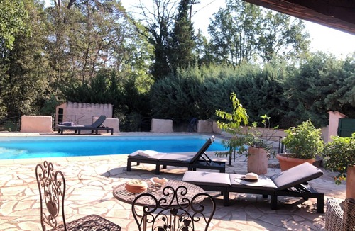 Le Thoronet Cottage | Mazet Provençal, in the shade of oak and olive trees: the flavor of the moment.