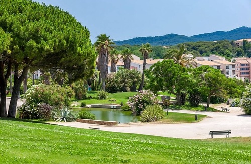 Six-Fours-les-Plages Hotel | Mediterranean Retreat with Views of Six-Fours Bay