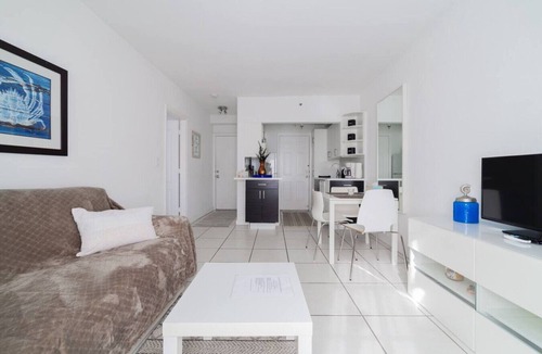 Mid Beach Apartment | Miami Beach Vibes Apartment
