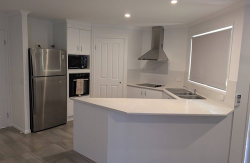 Oxenford House | Modern 3-Bedroom Comfort in Oxenford, 5 minutes from Movie World