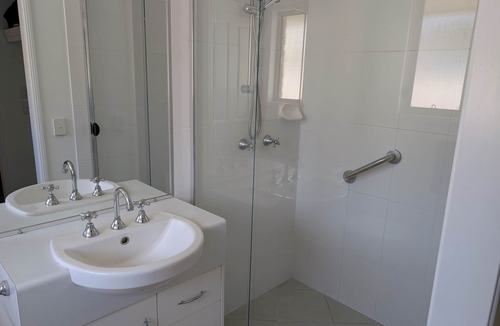Oxenford House | Modern 3-Bedroom Comfort in Oxenford, 5 minutes from Movie World