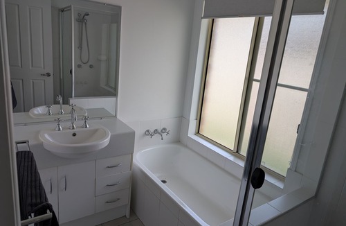 Oxenford House | Modern 3-Bedroom Comfort in Oxenford, 5 minutes from Movie World