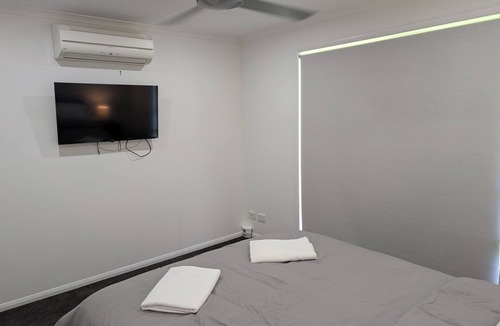 Oxenford House | Modern 3-Bedroom Comfort in Oxenford, 5 minutes from Movie World