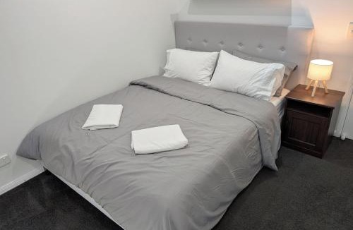 Oxenford House | Modern 3-Bedroom Comfort in Oxenford, 5 minutes from Movie World
