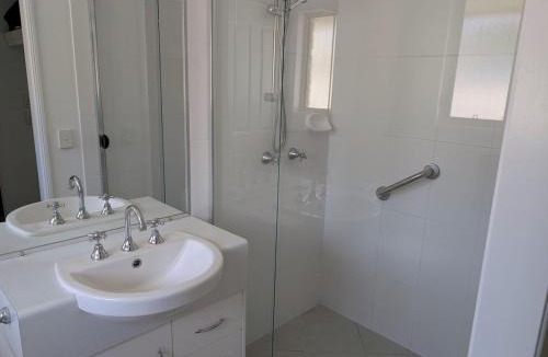 Oxenford House | Modern 3-Bedroom Comfort in Oxenford, 5 minutes from Movie World