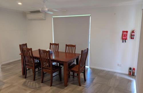 Oxenford House | Modern 3-Bedroom Comfort in Oxenford, 5 minutes from Movie World