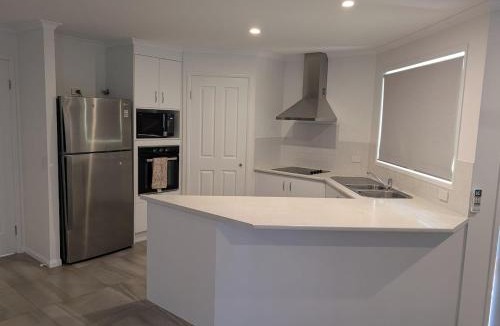 Oxenford House | Modern 3-Bedroom Comfort in Oxenford, 5 minutes from Movie World