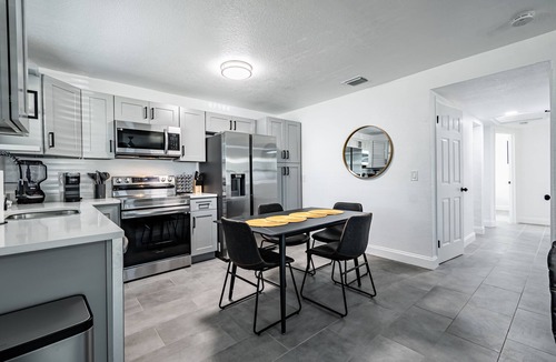 Catalina House | Modern 8 Sleeper near Downtown Orlando
