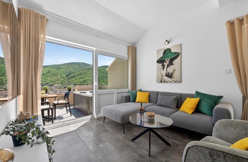 Mokosica Apartment | Modern Apartment with Jacuzzi & Sea View - Volare