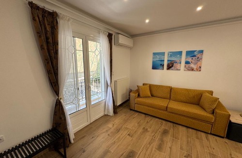 Nikaia-Agios Ioannis Rentis Apartment | Modern Athens Suite - 160m from Metro - 3min Piraeus Port - 6 Guests