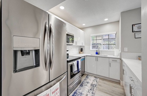 Richmond West House | Modern cozy home! Single Family with game room, Pool & Patio.
