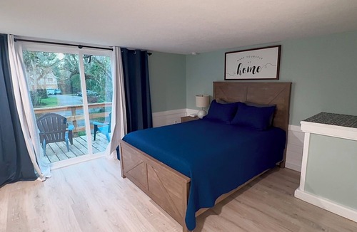 Fish Hawk House | Modern Farmhouse Studio - Queen Bed - 1 Acre