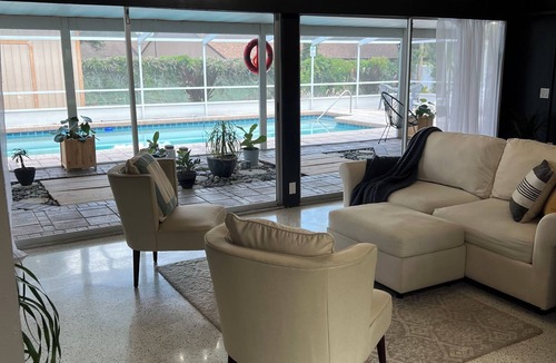 Lake Bentley House | Modern house with pool near Downtown