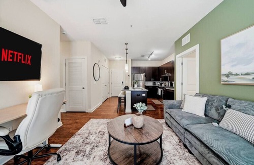 Courier City - Oscawana Apartment | Modern Retreat | 2 King Beds + Pool, Gym & Yoga