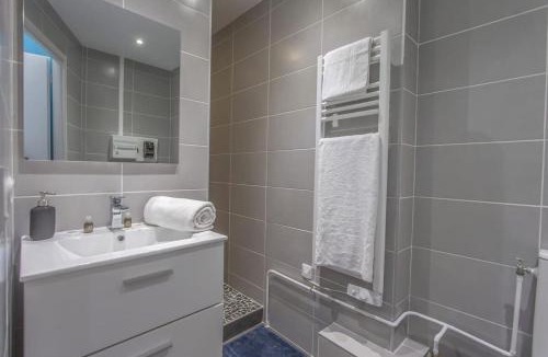 Quartier Hyper-Centre Apartment | Modern Studio with Garden Central Location