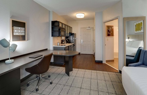 Doral Hotel | Modern Suite w/Swimming Pool & Parking Near Dolphin Mall