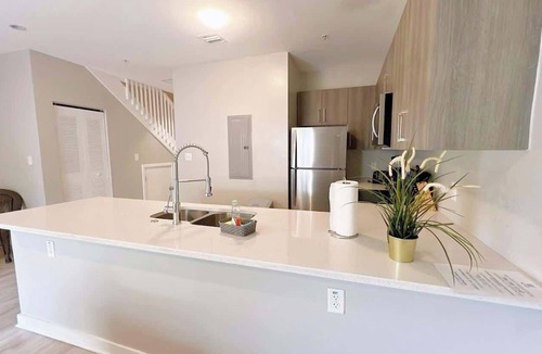 Golden Glades Condo | Modern Townhouse Minutes Beach | Free Parking