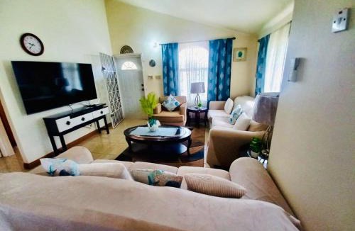 Silver Sands House | Mountain View Haven- 3 mins to the beach