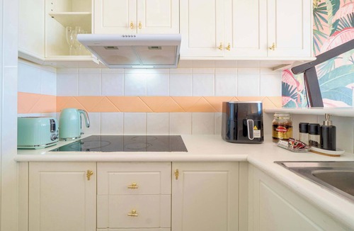 Miami Apartment | Nobby Beach Oasis, Sleeps 8, Balcony BBQ Pool⁠ Spa