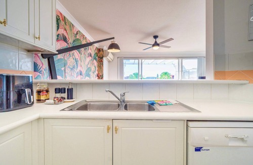 Miami Apartment | Nobby Beach Oasis, Sleeps 8, Balcony BBQ Pool⁠ Spa