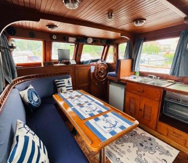 Les Roches-de-Condrieu Boat Rental | Nuit de quiétude sur un bateau et dans l'eau