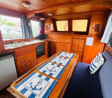Les Roches-de-Condrieu Boat Rental | Nuit de quiétude sur un bateau et dans l'eau