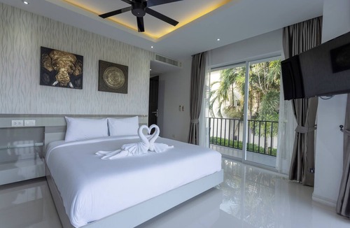 Chalong Villa | Oceanview 4BR Villa Jacuzzi Escape V180