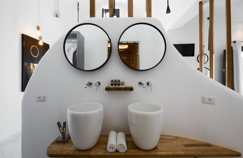 Finikia Hotel | Oia Suites