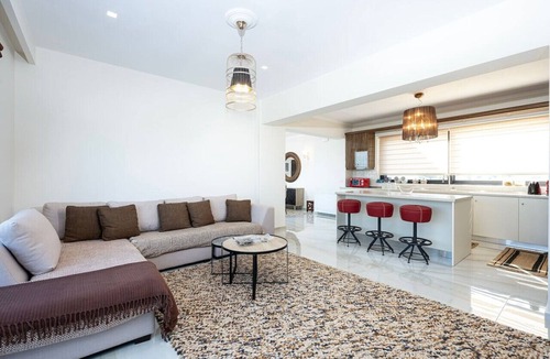Kos Town Apartment | Olive Green Haven-3BR-Private Parking-Balcony