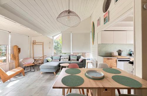 La Celle-sous-Gouzon House | Olivia Plage, charmante maison lumineuse au calme bien équipée à 100 m plage d Asnelles, 500 m commerces, proche Arromanches et Bayeux, au coeur des plages du débarquement, jardin clos, deux belles terrasses, parking dans propriété