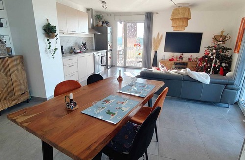 Monteux Apartment | On the edge of the lake and its beaches and a 6-minute walk from SPIROU and WAVE island parks.